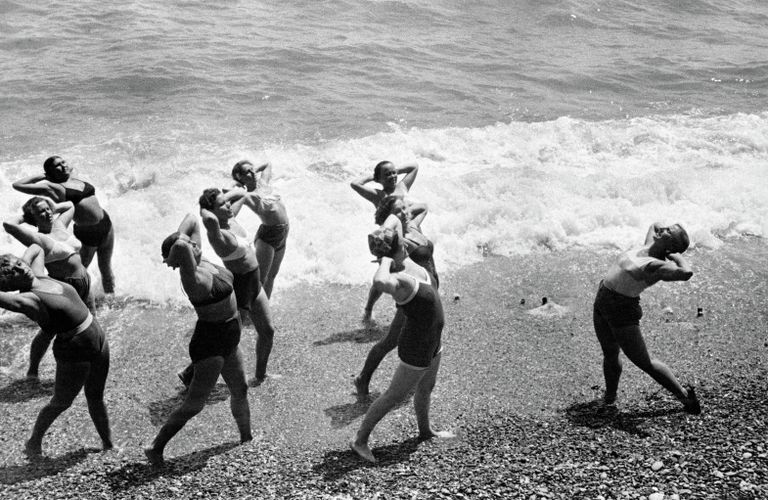 Утренняя зарядка на Черноморском побережье Крыма, 1954 год Утренняя зарядка на Черноморском побережье Крыма, 1954 год