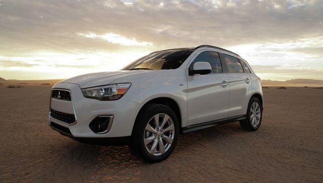 Автомобиль Mitsubishi Outlander. Архивное фото Автомобиль Mitsubishi Outlander. Архивное фото