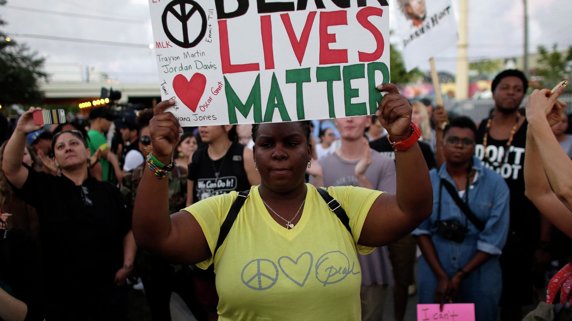 Женщина держит плакат с надписью Black lives matter (Жизни чернокожих важны) . Архивное фото Женщина держит плакат с надписью Black lives matter (Жизни чернокожих важны) . Архивное фото - РИА Новости, 1920, 27.07.2016