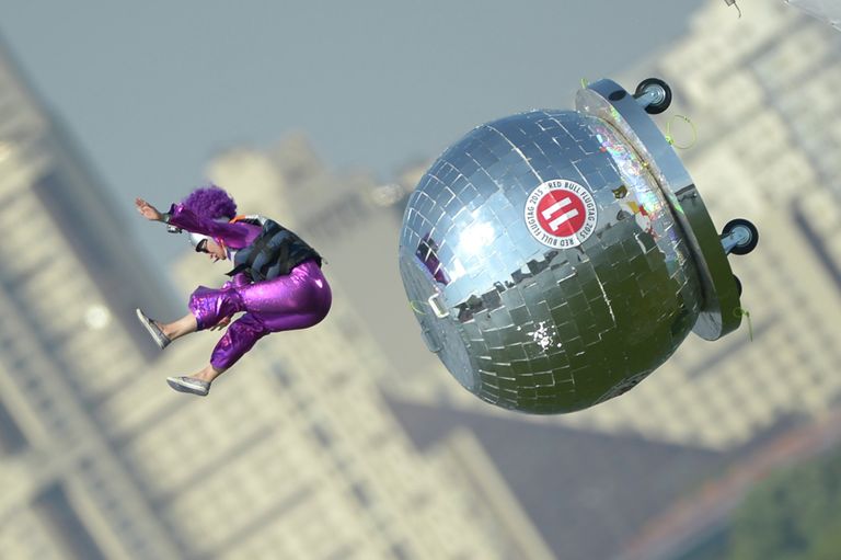 Участник фестиваля самодельных летательных аппаратов Red Bull Flugtag 2015