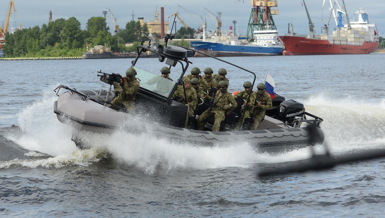 Военнослужащие на военном катере во время торжественного открытия VII Международного военно-морского салона в Санкт-Петербурге Военнослужащие на военном катере во время торжественного открытия VII Международного военно-морского салона в Санкт-Петербурге