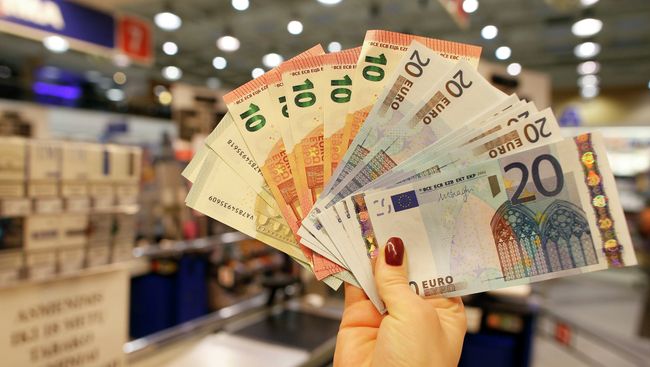 Купюры евро разного достоинства Купюры евро разного достоинства