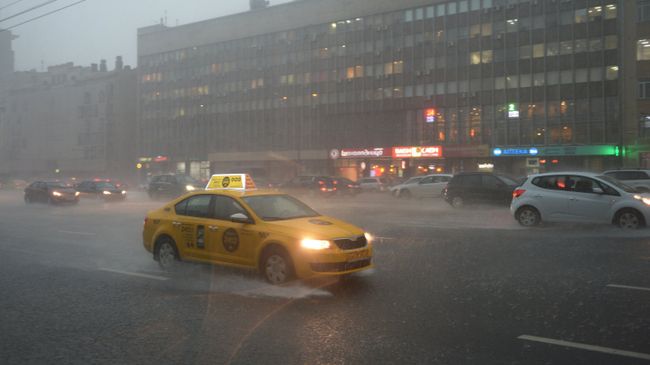 Сильный дождь и туман в Москве