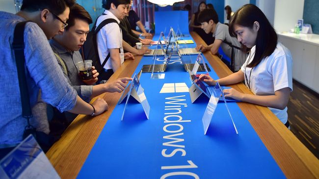 Пользователи тестируют операционную систему Windows 10. Архивное фото