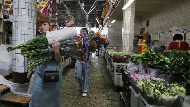 Продажа цветов на Рижском рынке в Москве. Архивное фото