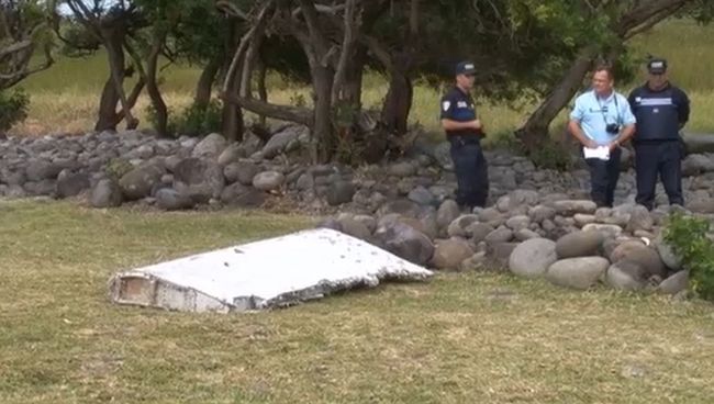 Эксперты на Реюньоне осмотрели обломок, похожий на фрагмент пропавшего MH370 Эксперты на Реюньоне осмотрели обломок, похожий на фрагмент пропавшего MH370