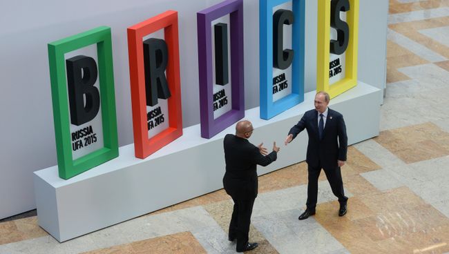 Президент Российской Федерации Владимир Путин и Президент Южно-Африканской Республики Джейкоб Зума на церемонии приветствия лидеров БРИКС. Архивное фото Президент Российской Федерации Владимир Путин и Президент Южно-Африканской Республики Джейкоб Зума на церемонии приветствия лидеров БРИКС. Архивное фото