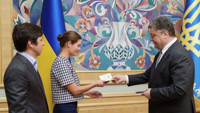 Президент Украины Петр Порошенко вручает украинский паспорт политику Марии Гайдар