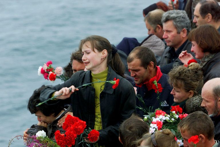 Родственники членов экипажа АПЛ Курск бросают цветы в Баренцево море Родственники членов экипажа АПЛ Курск бросают цветы в Баренцево море