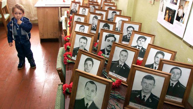 Портреты членов экипажа подводной лодки Курск в казарме на базе Видяево Портреты членов экипажа подводной лодки Курск в казарме на базе Видяево