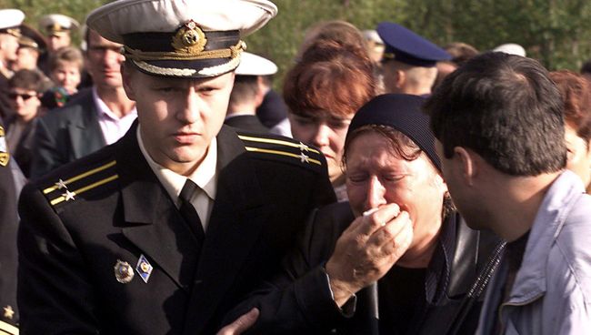 Родственники членов экипажа подводной лодки Курск на базе в Видяево Родственники членов экипажа подводной лодки Курск на базе в Видяево