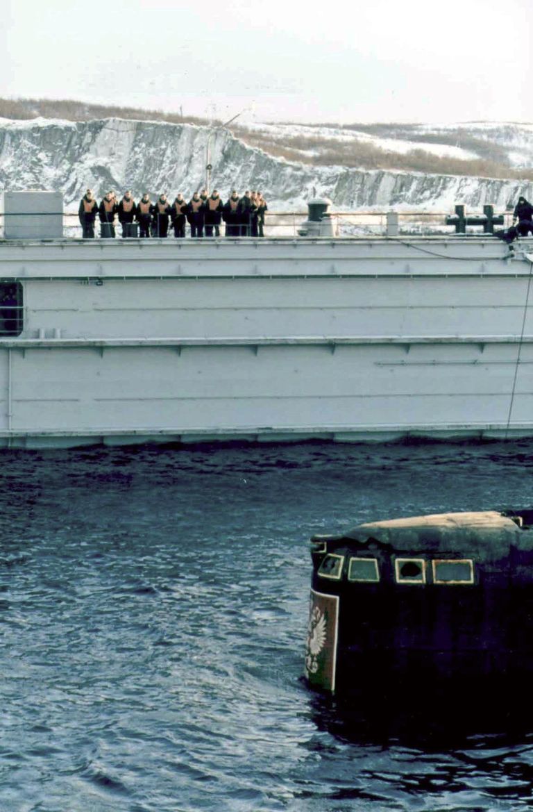 Атомная подводная лодка в порту Росляково после подъема со дня Баренцева моря Атомная подводная лодка в порту Росляково после подъема со дня Баренцева моря