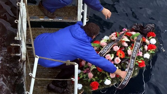 Спуск венков в Баренцевом море в память о погибших членах экипажа АПЛ Курск Спуск венков в Баренцевом море в память о погибших членах экипажа АПЛ Курск