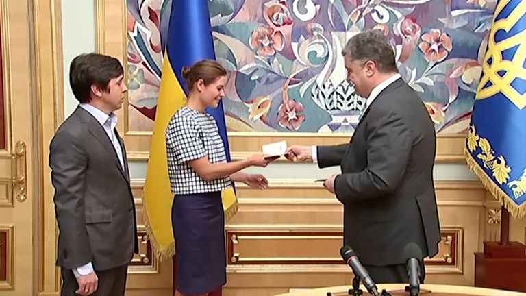 Порошенко лично вручил украинский паспорт Марии Гайдар в Киеве Порошенко лично вручил украинский паспорт Марии Гайдар в Киеве