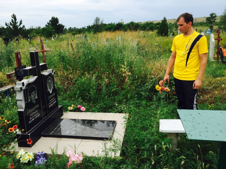 Денис Судаков на могиле своих родителей, погибших на том же месте, что и Стенин