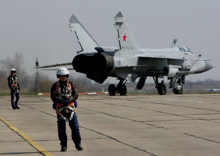 Истребитель Миг-31 готовится к взлету Истребитель Миг-31 готовится к взлету