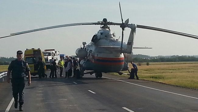 Вертолет МЧС на месте аварии на 125 километре трассы Хабаровск — Комсомольск-на-Амуре в районе озера Гасси Вертолет МЧС на месте аварии на 125 километре трассы Хабаровск — Комсомольск-на-Амуре в районе озера Гасси