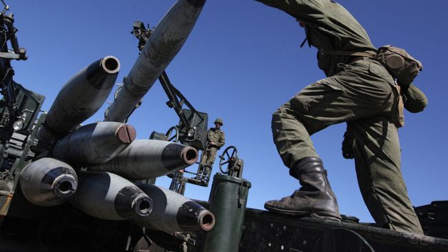Военнослужащие во время погрузки учебных снарядов на учениях артиллерийских подразделений. Архивное фото Военнослужащие во время погрузки учебных снарядов на учениях артиллерийских подразделений. Архивное фото