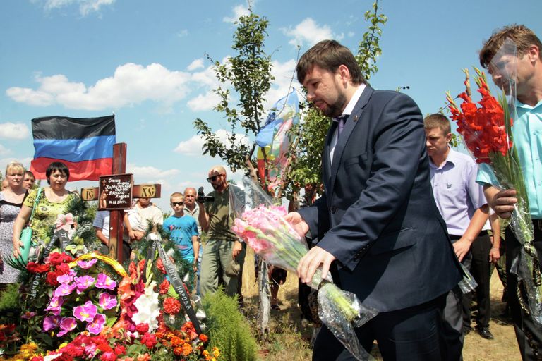 Заместитель председателя Народного Совета Донецкой Народной Республики Денис Пушилин на траурной церемонии в поселке Никифорово города Снежное в честь фотокорреспондента МИА Россия сегодня Андрея Стенина
