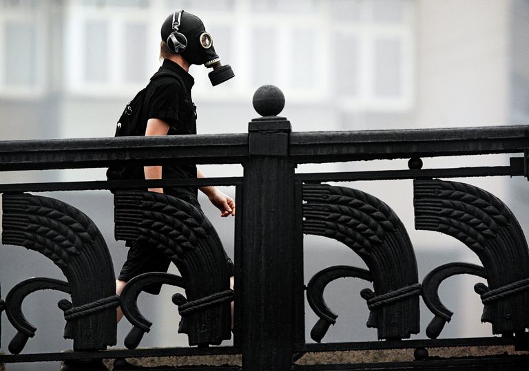 Молодой человек в противогазе на Большом Каменном мосту Молодой человек в противогазе на Большом Каменном мосту