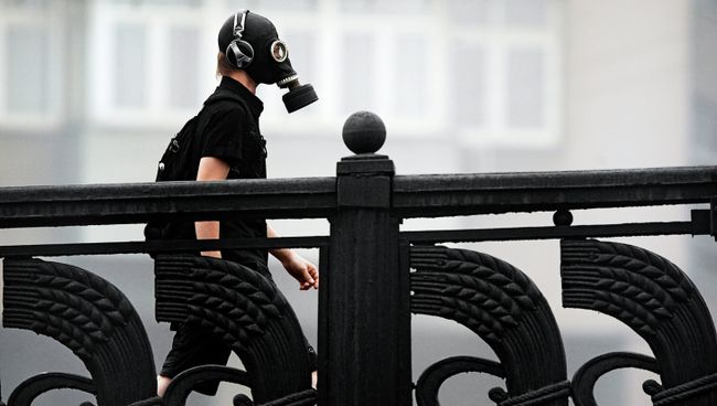 Молодой человек в противогазе на Большом Каменном мосту Молодой человек в противогазе на Большом Каменном мосту