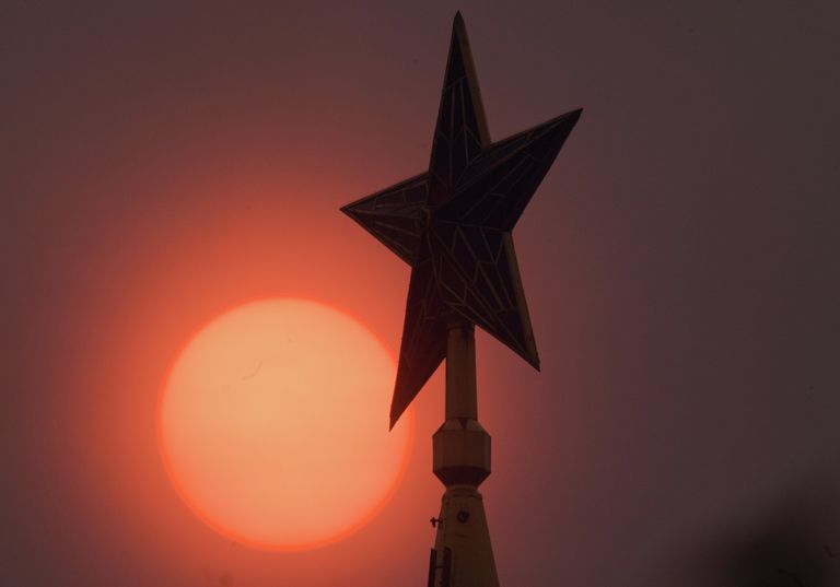 Звезда на Спасской башне Кремля во время смога в Москве Звезда на Спасской башне Кремля во время смога в Москве