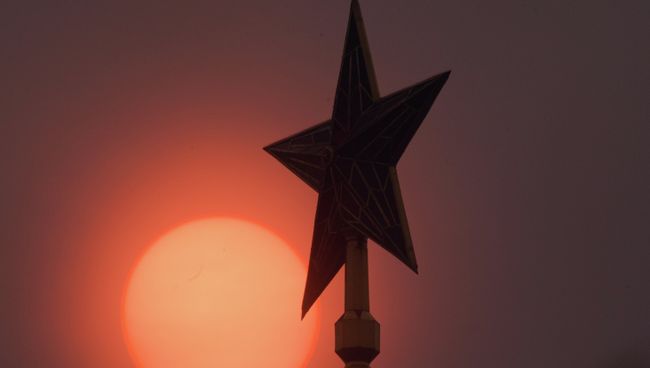 Звезда на Спасской башне Кремля в Москве
