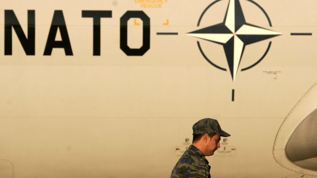 Самолет на базе НАТО в Западной Греции Самолет на базе НАТО в Западной Греции
