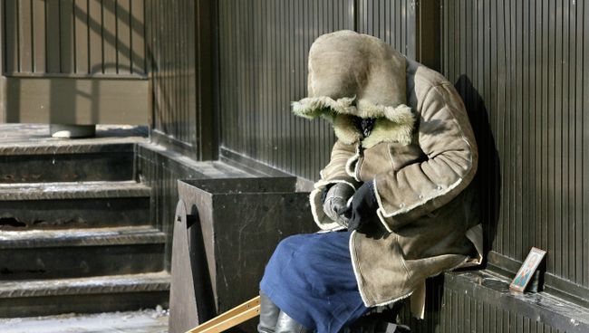 Нищенка на одной из улиц города Владивостока. Архивное фото Нищенка на одной из улиц города Владивостока. Архивное фото