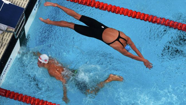 Российские пловцы на смешанной эстафете в финале XVI чемпионата мира по водным видам спорта в Казани