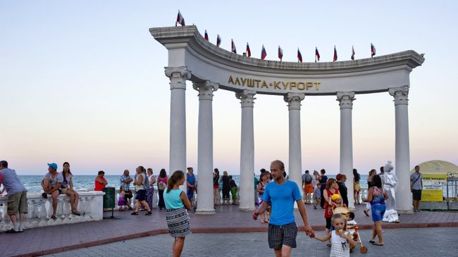 Отдыхающие на площади возле ротонды в городе Алушта