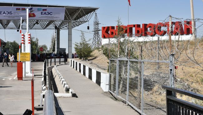 Контрольно-пропускной пункте Ак-Жол на границе Киргизии и Казахстана Контрольно-пропускной пункте Ак-Жол на границе Киргизии и Казахстана