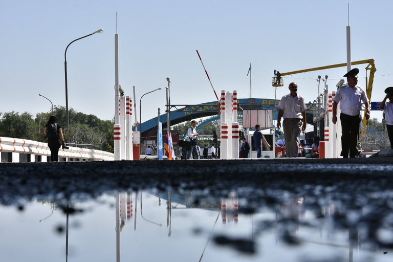 Контрольно-пропускной пункте Ак-Жол на границе Киргизии и Казахстана Контрольно-пропускной пункте Ак-Жол на границе Киргизии и Казахстана