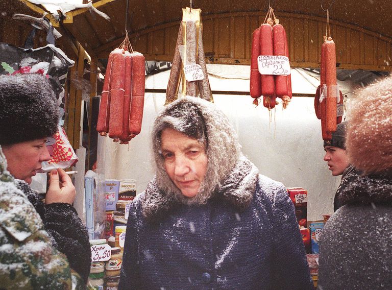 Пожилая женщина на рынке в Москве
