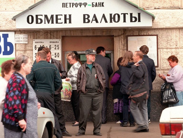 Очередь у пункта обмена валют в центре Москвы