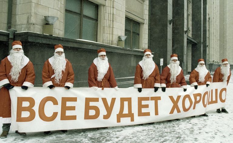 Деды Морозы с транспарантом Все будет хорошо у здания Государственной Думы РФ