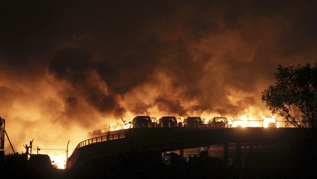 Горящие здания склада опасных веществ в промышленном городе Тяньцзине Горящие здания склада опасных веществ в промышленном городе Тяньцзине