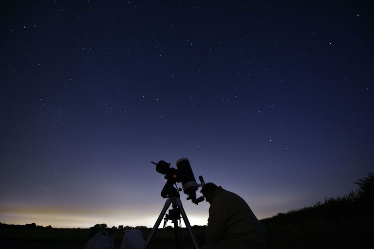 Астроном во время наблюдения метеоритного дождя Персеиды на севере Англии Астроном во время наблюдения метеоритного дождя Персеиды на севере Англии