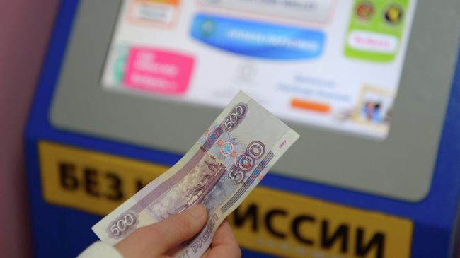 Жительница Москвы производит оплату услуг в одном из платежных терминалов QIWI Жительница Москвы производит оплату услуг в одном из платежных терминалов QIWI