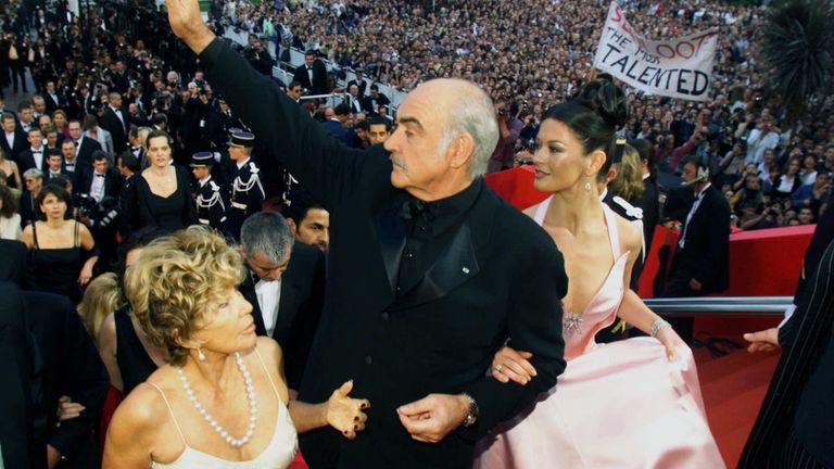 Шотландский актер Шон Коннери актриса Кэтрин Зета-Джонс. 1999 год Шотландский актер Шон Коннери актриса Кэтрин Зета-Джонс. 1999 год