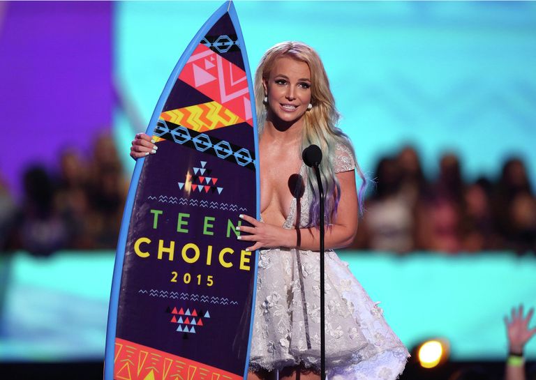 Американская поп-певица Бритни Спирс во время церемонии вручения премии Teen Choice Awards. Август 2015 Американская поп-певица Бритни Спирс во время церемонии вручения премии Teen Choice Awards. Август 2015