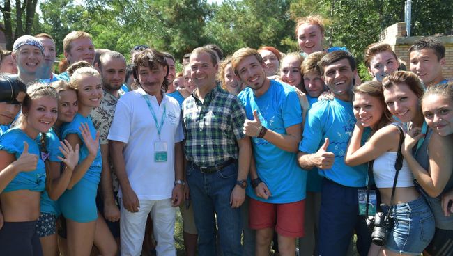 Председатель правительства РФ Дмитрий Медведев во время встречи с участниками Всероссийского молодежного образовательного форума Таврида в Крыму Председатель правительства РФ Дмитрий Медведев во время встречи с участниками Всероссийского молодежного образовательного форума Таврида в Крыму