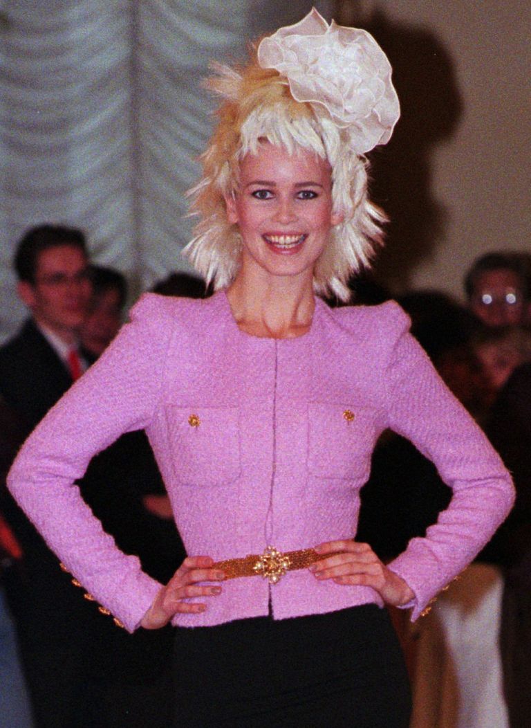 Супермодель Клаудия Шиффер на показе Chanel, 1996 год Супермодель Клаудия Шиффер на показе Chanel, 1996 год