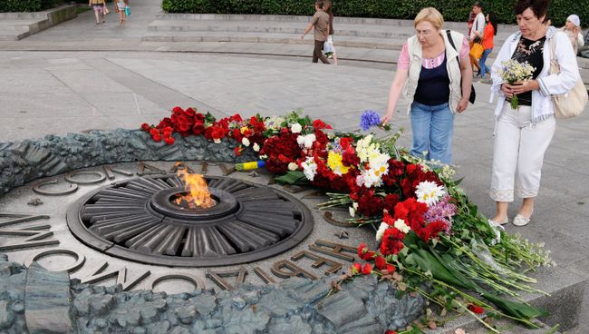 Местные жительницы возлагают цветы к Могиле Неизвестного солдата в парке Вечной славы в Киеве. Архивное фото Местные жительницы возлагают цветы к Могиле Неизвестного солдата в парке Вечной славы в Киеве. Архивное фото