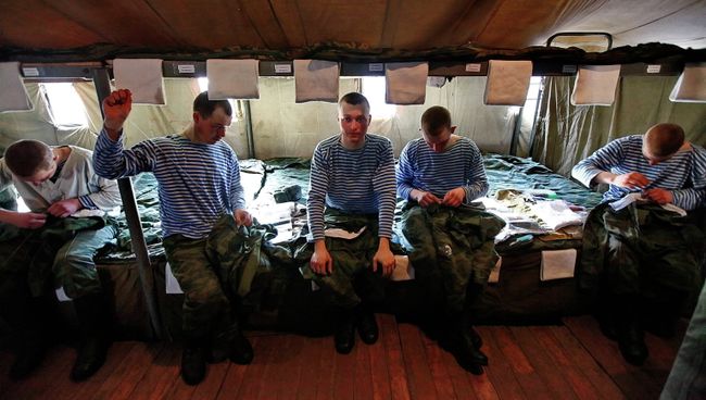 Служащие 98-й гвардейской Свирской воздушно-десантной дивизии. Архивное фото Служащие 98-й гвардейской Свирской воздушно-десантной дивизии. Архивное фото