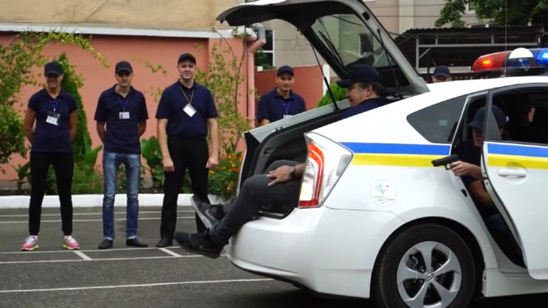 Саакашвили с трудом влез в багажник патрульной машины на учениях в Одессе Саакашвили с трудом влез в багажник патрульной машины на учениях в Одессе