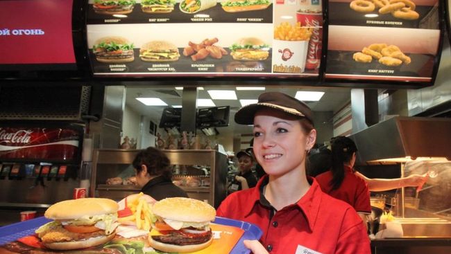 Работник ресторана Burger King, который открылся в торговом центре Европейский. Архивное фото Работник ресторана Burger King, который открылся в торговом центре Европейский. Архивное фото