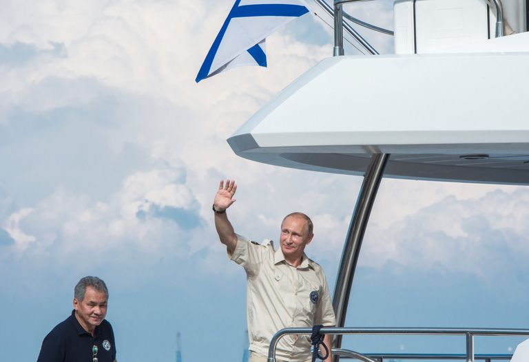 Президент России Владимир Путин (справа) после своего участия в подводной экспедиции на дно Черного моря у берегов Севастополя Президент России Владимир Путин (справа) после своего участия в подводной экспедиции на дно Черного моря у берегов Севастополя