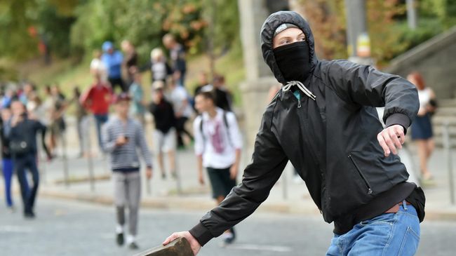 Столкновение украинских и польских футбольных фанатов в Киеве Столкновение украинских и польских футбольных фанатов в Киеве