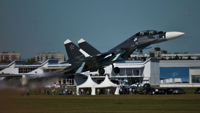 Самолет Су-27 во время генеральной репетиции летной программы торжественного открытия Международного авиационно-космического салона МАКС-2015 Самолет Су-27 во время генеральной репетиции летной программы торжественного открытия Международного авиационно-космического салона МАКС-2015